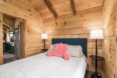 Serene Cabin Retreat on Picturesque Farm Hotels in der Nähe von MRT