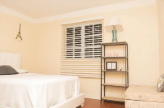 Peaceful family Retreat! 10 minutes to beach, restaurants and supermarkets.