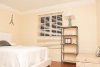 Peaceful family Retreat! 10 minutes to beach, restaurants and supermarkets.