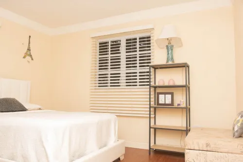 Peaceful family Retreat! 10 minutes to beach, restaurants and supermarkets.