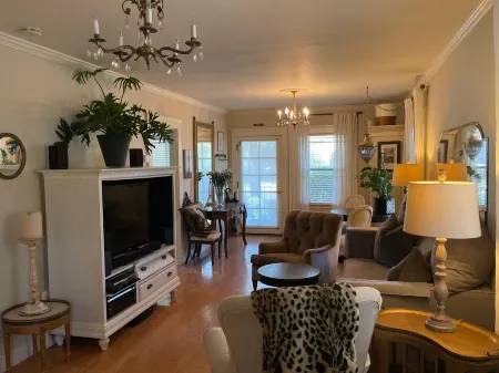 Charming 2-bed cottage in fabulous Napa. Walk to downtown with WiFi, AC