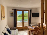 Logement 2 Chambres, Entièrement Rénové, Dans Résidence Avec Piscine