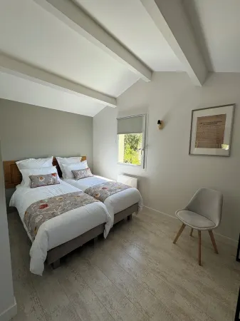 Gîte Spacieux à la Campagne Avec Salle de jeu et Piscine Отели в г. Юсель