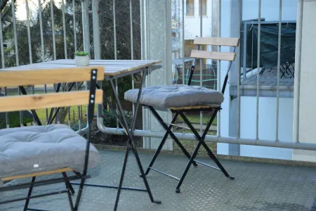 Balcony in the center, Netflix & free coffee/tea