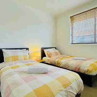 Cozy 2BR Retreat, 3-Minute Drive to Albury Airport Rooms