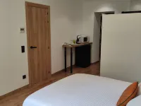 Independent lodging with exit to the garden.  Close to airport, subway and train. Hotel in zona El Prat De Llobregat