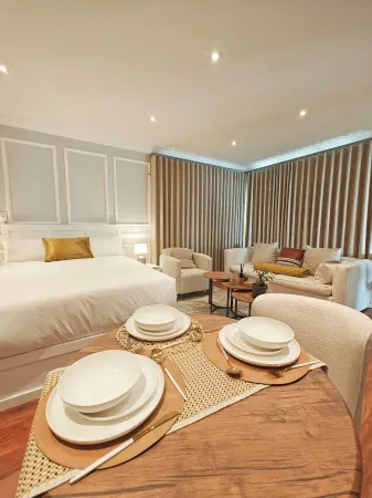 Luxury House into Nature in Sandton, peaceful place with full of greens Отели в г. Брайанстон