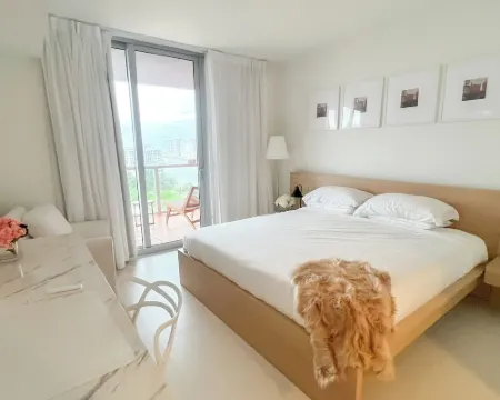 2BR Luxury Ocean Views Apt 1208 Hotels in Hallandale Beach