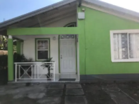 Polly dreams Vacation home, Aviary old Harbor Hotels in Old Harbour