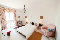 Charming 3-bedroom beachside chalet with WiFi & AC, in El Puerto de Santa María