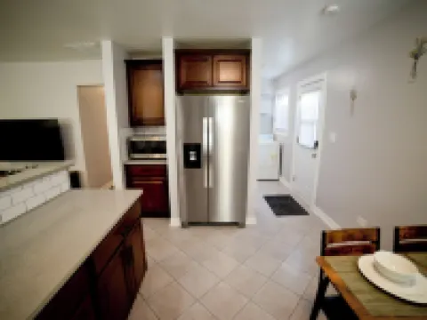 Grade A Working Class Safe Neighborhood 3Br up to 6 Guests. Updated & Best Price Hotels in Burbank