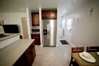 Grade A Working Class Safe Neighborhood 3Br up to 6 Guests. Updated & Best Price Hotel a Burbank