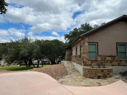 Cosy 1-bedroom cottage with spring-fed creek and spectacular views