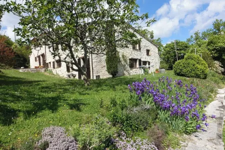 Vacation apartment in the middle of paradise, on Monte Paganuccio / Marche. Nature and tranquillity.