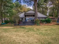 Spacious 5-bedroom house with AC, WiFi in charming Gladewater Hotels in Gladewater