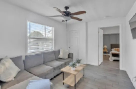 3 bdrm 2 bath luxury house in Largo - 15 mins to Clearwater Mins to beaches