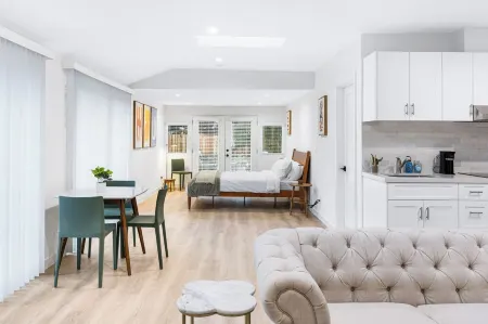 Private Guesthouse in Thousand Oaks close to shops & eats! Отели рядом с достопримечательностью «Fertility & Surgical Associates of California»