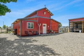 Stay at The Barnhouse in Kuna - Rustic Retreat for Two with Fireplace Near Boise