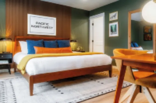 NEW - Downtown Forks, Hot Tub, Fire Pit, EV, Games