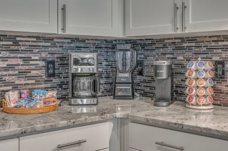 Treehouse Escape • River Access • Soak Under Stars