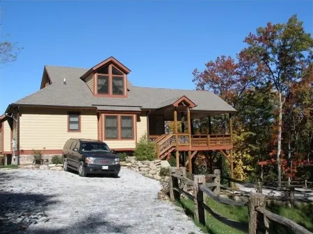 Waterfall View! Large Deck, Hot Tub, Outdoor Fire Pit! Отели в г. Хогбек