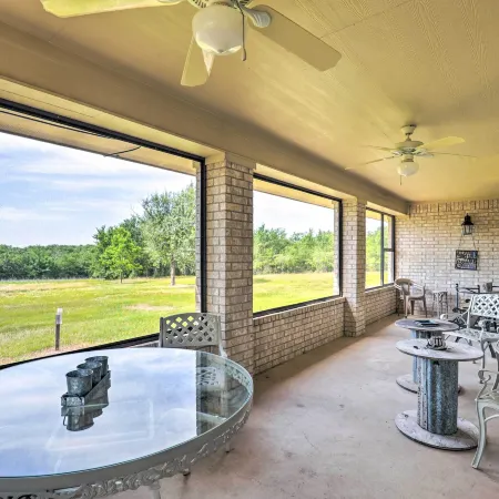 Charming Cameron Farm Retreat ~ 41 Mi to Tamu