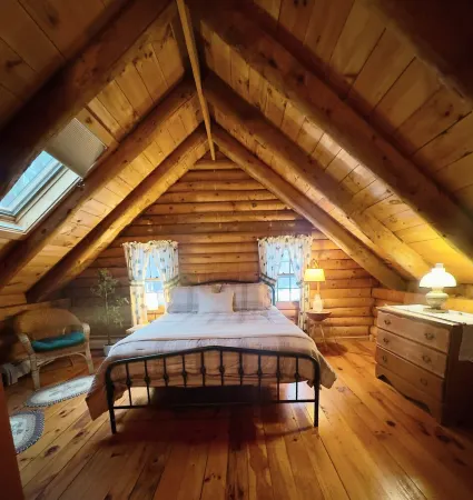 Snow Mountain Lodge- 6 Miles from Mt Snow. Ski, Indoor Pool, Golf, Hike, Relax!