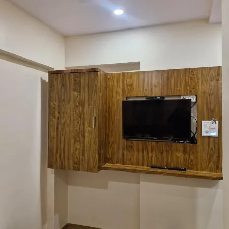 Hotel AL-HAMD Отели рядом с достопримечательностью «Рынок Бхенди-Базар»