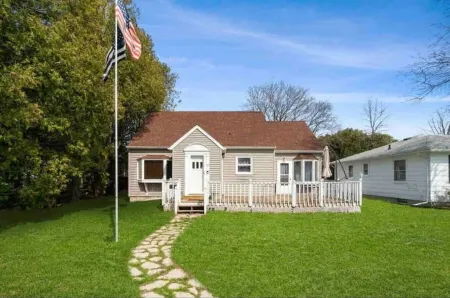 Beach, Harbor & Restaurants Within Walking Distance. Family Friendly Home!