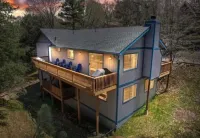 Rustic Luxury w/ hot tub, A/C + pet friendly