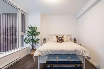 New Modern, Large 1 Bedroom, 1 Bathroom + Work Space Hotels in Downtown Eastside