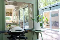 Olive-Nature haven, outdoor bath, artistic cottage, 5 mins to Hyams Beach Hôtels à : Old Erowal Bay