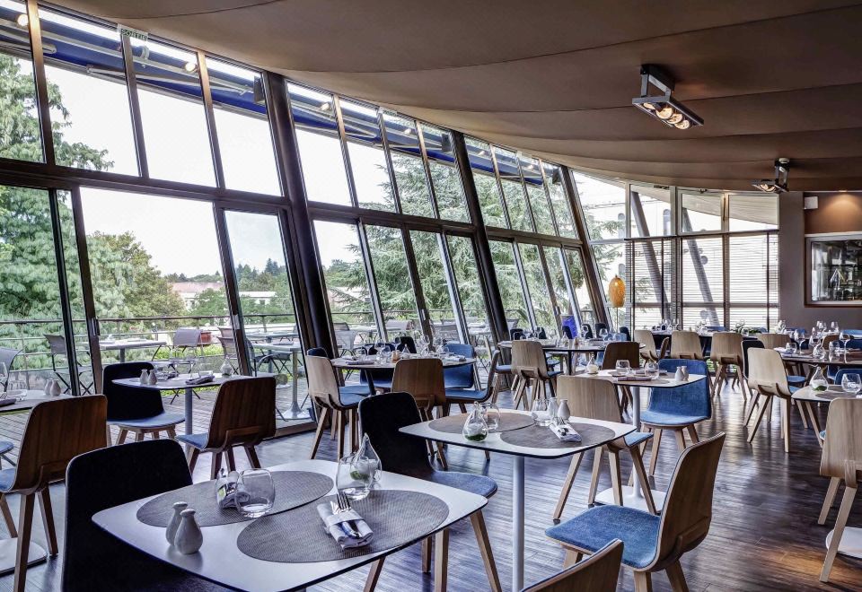 Hotel Mercure Lyon Charbonnieres Over view