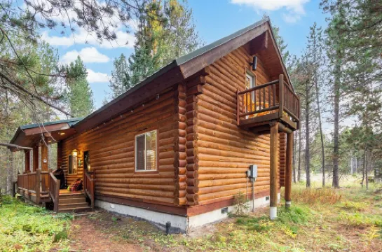 30 minutes to Yellowstone Stillwood Cabin Retreat with Hot Tub and Fire Table