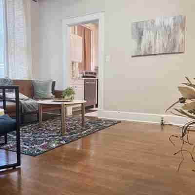 The Harrison F / Steps from Riverfront EVV 1BR/1BA Downtown Apartment Others