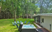 Large Mid-Century modern, 3-bdrm w/ hot tub in Split Rock, Lake Harmony Hotels in Kidder Township
