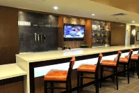 Holiday Inn & Suites CHARLESTON WEST by IHG - С баром