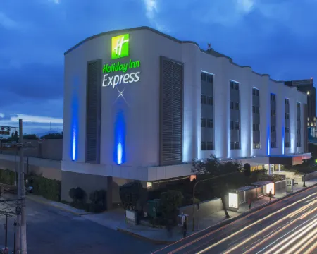 هوليداي إن إكسبرس ميكسيكو - ت هو ايباي آيتش جي فنادق في ناوكالبان