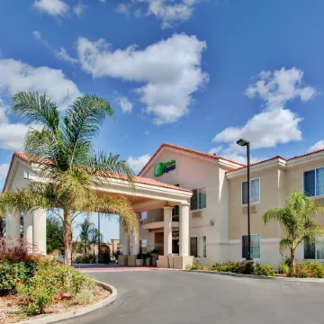 Holiday Inn Express DELANO HWY 99 by IHG