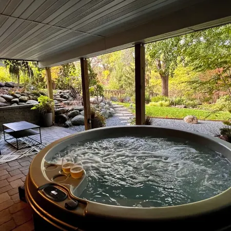 Hot Tub with a View, Private Modern Garden Level Apartment, Conservancy Access