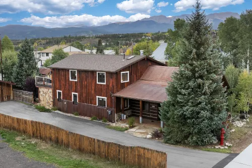 Charming Cabin with Private Hot Tub and Scenic Mountain Views - Cozy Retreat