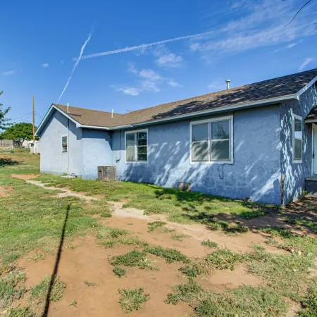 2 Mi to Phillips 66 Refinery: Home w/ Yard