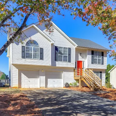 2 Mi to Town: Fully Equipped Georgia Home w/ Deck!