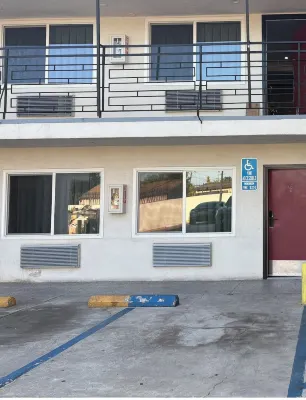 Mirror Motel Hotels in Lynwood