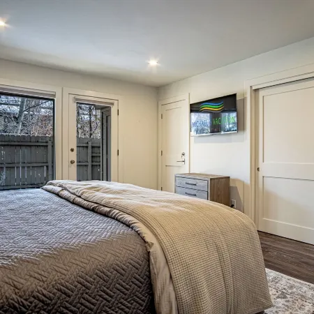 Warm Springs Retreat - Prime Location Near Downtown & Ski Lifts