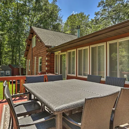 Hike and Ski Log Cabin in East Stroudsburg!