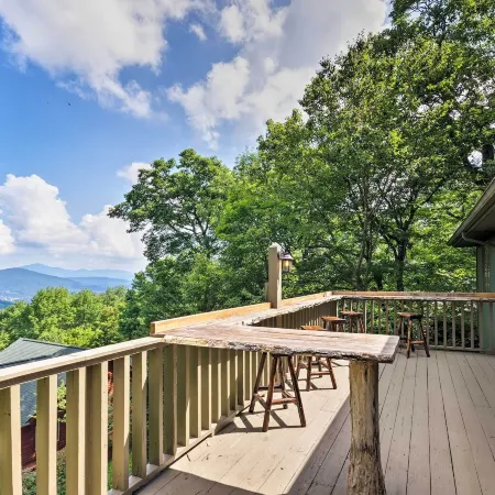 Cabin w/ Fireplace & Mountain Views: 5 Mi to Boone