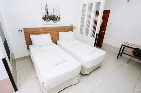 The Citywalk Suites Apartment Inc. Отели рядом с достопримечательностью «Университет Рисаль Систем, Бинангонан Кампус»