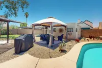 3Br Home w/ Sparkling Pool, Fire Pit - piscina