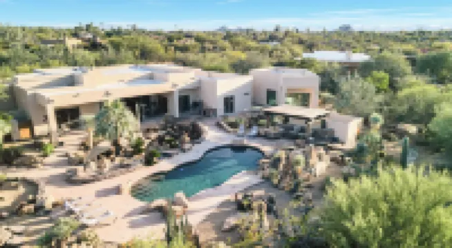 5ベッドルーム オアシス ウィズ ウォーターフォールプール, ホットタブ, デザートビュー デザートカスケード by Avantstay